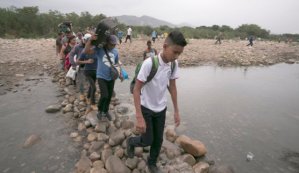 Por trochas y callejones, los niños van al colegio por el cierre de la frontera (Fotos)