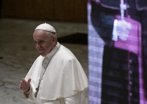 Papa rechaza renuncia de cardenal francés y enfurece a víctimas de pederastia