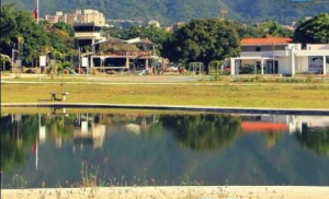 Ante reciente crisis de agua… Personas se bañan en laguna del parque en La Carlota (FOTO)