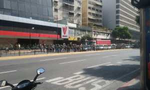 Cierran parcialmente avenida Francisco de Miranda para exigir viviendas #18Mar
