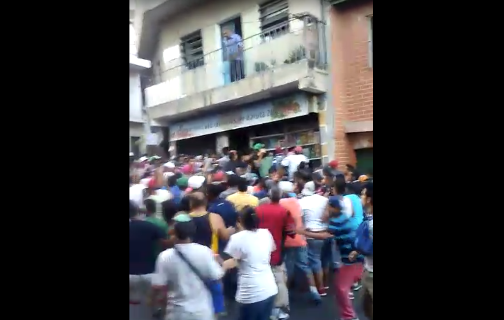 En Video: El momento en el que saquearon un abasto en Las Minas de Baruta #10Mar