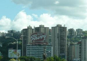 Retiran el icónico aviso en Bello Monte de la chocolatería venezolana Savoy