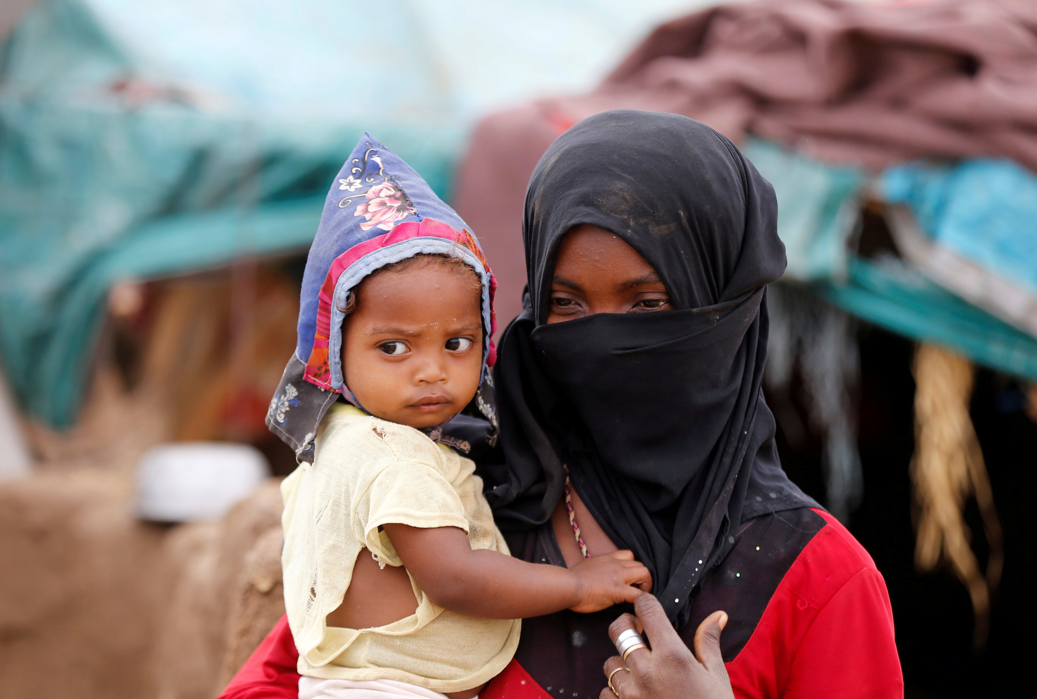 Una familia se ve obligada a casar a su hija de tres años para comprar alimentos en Yemen
