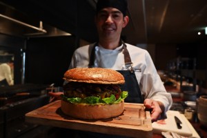 ¡Un gustazo! Los extravagantes ingredientes de una hamburguesa japonesa de 900 dólares (FOTOS)