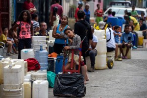 Venezolanos desesperados por falta de agua acuden a pozos naturales, alcantarillas o pagan en dólares por una cisterna (FOTOS)