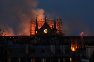 Vaticano expresa su tristeza tras incendio de la catedral de Notre Dame