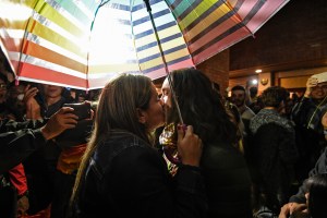Realizan “besatón” tras polémica de homofobia en un centro comercial en Bogotá