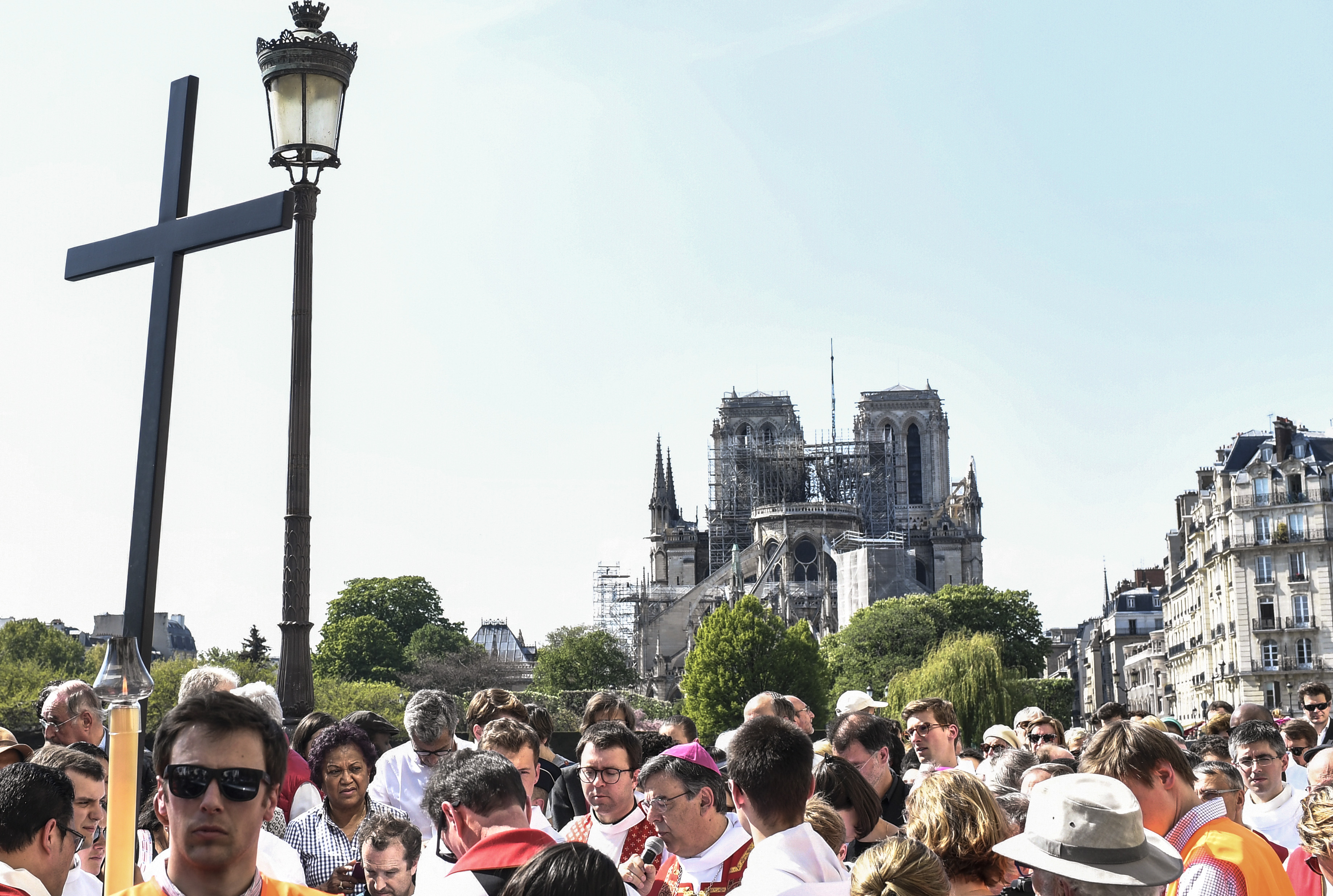 En Fotos: Parisinos realizan viacrucis alrededor de una Notre Dame herida por las llamas