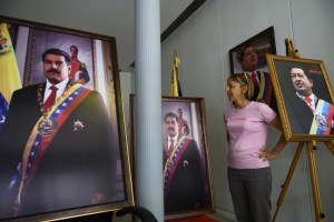 Por su show y destrozar la embajada de Venezuela en Washington, Maduro condecoró a los comunistas gringos