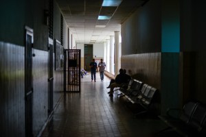Emergencia: Una noche en un hospital venezolano el día previo a la muerte de la abuela