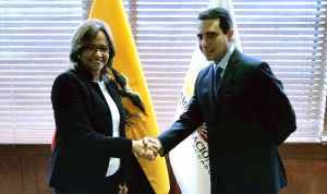 Embajador de Guaidó entregó documento sobre estatus migratorio venezolano a presidenta del Parlamento ecuatoriano