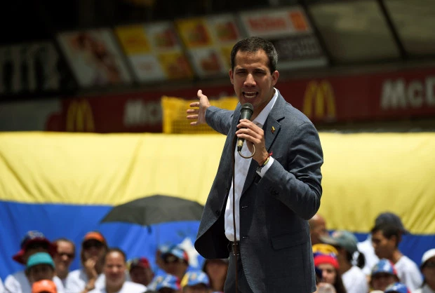 Juan Guaido, se dirige a los partidarios durante un mitin, como parte de la "Operación Libertad", en Chacaito, Caracas, Venezuela, el 27 de abril de 2019. (Foto de Federico Parra / AFP).
