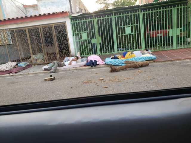 Zulianos duermes fuera de sus hogares por el intenso calor. Foto cortesía.