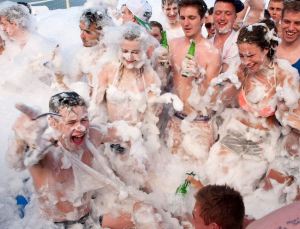 En Fotos: Las fiestas nudistas de Bulgaria, oasis de sexo, drogas y mucha espuma