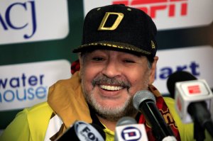 A Maradona se le fue “el pase” y dedicó triunfo de su equipo a Maduro (VIDEO)