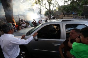 Colectivos disparan y detonan lacrimógena ante la llegada de Guaidó a San Bernardino (FOTOS y VIDEOS)