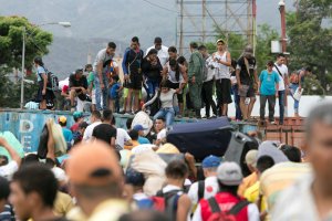EN FOTOS: Venezolanos superan contenedores de Maduro en el Puente Simón Bolívar hacia Colombia