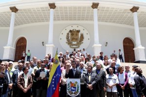 Guaidó: La administración pública debe volver a estar al servicio de los venezolanos