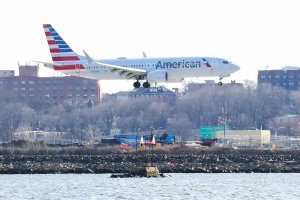 Trump dice que Boeing debe arreglar algunos aspectos y cambiar el nombre de su avión 737 MAX