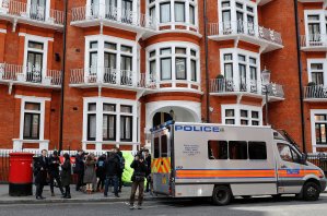 Rusia acusa a Reino Unido de estrangular la libertad con la detención de Assange