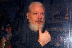 Tribunal niega la libertad condicional a Assange ante los temores por el coronavirus