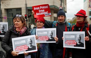 Naciones Unidas pide que se garantice el derecho de Assange a un juicio justo