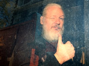 Assange seguirá en prisión mientras espera juicio de extradición a EEUU
