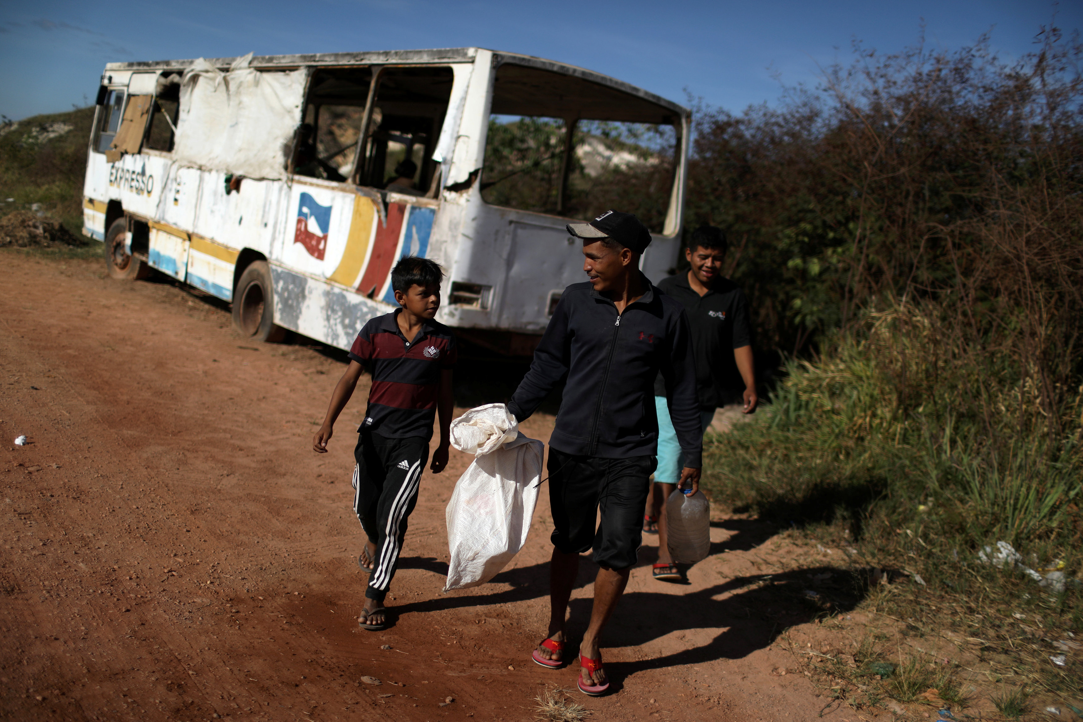 Un autobús abandonado es el maltrecho refugio de una familia venezolana en Pacaraima (FOTOS)