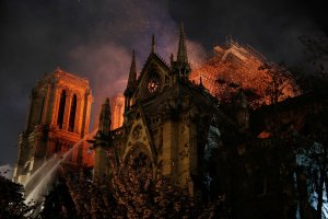 El mundo lamenta con impotencia el incendio que arrasa la Catedral de Notre Dame