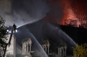 Bomberos de París lograron salvar la estructura de la Catedral de Notre Dame
