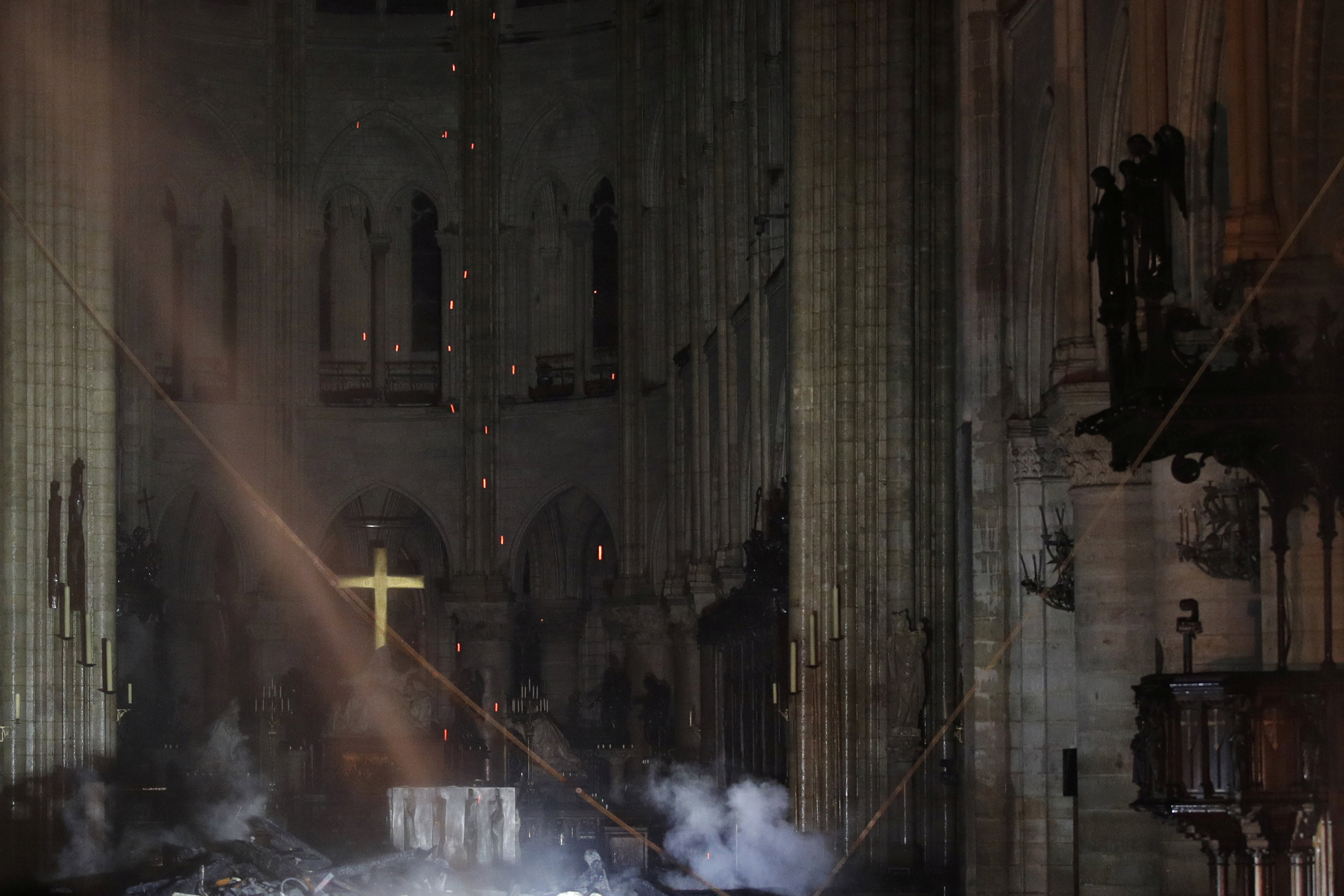 El primer video del interior de la catedral de Notre Dame tras el incendio