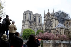 Grupo Louis Vuitton y la familia Pinault donan 300 millones de euros para reconstrucción de Notre-Dame
