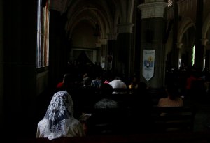 Mientras Corpoelec realiza “ajustes  eléctricos” en Maracaibo feligreses acudieron a misa en penumbras (Fotos)