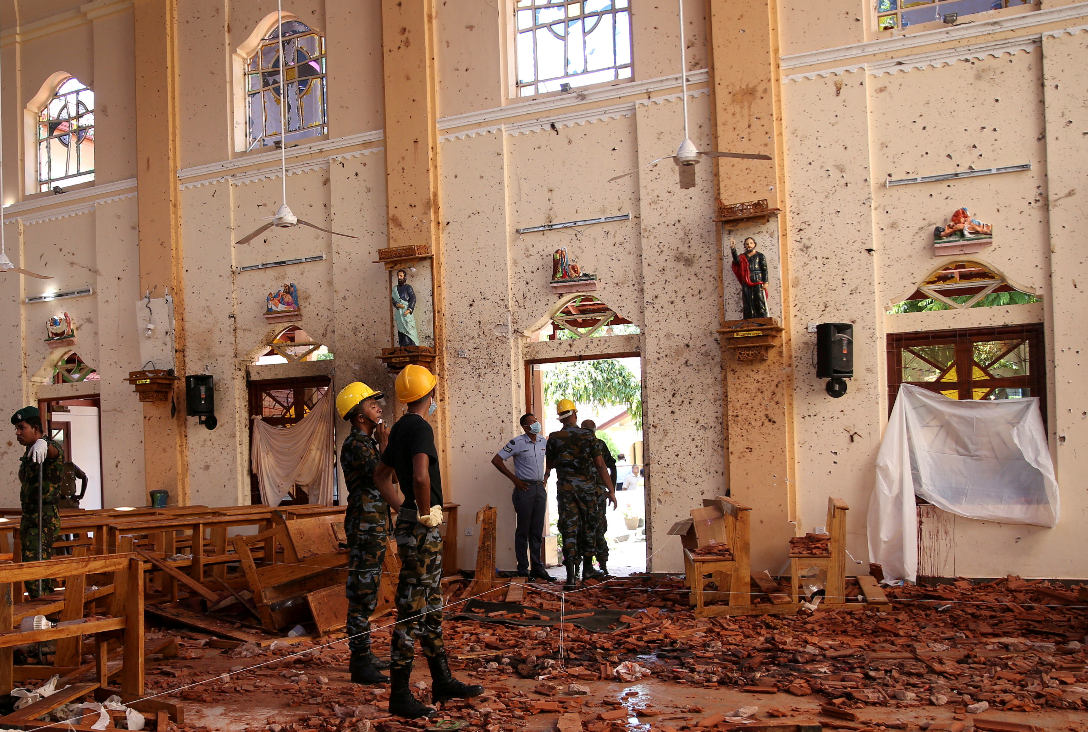 Sri Lanka afirma que líder extremista buscado por atentados murió en uno de ellos