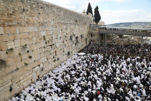 Miles de judíos celebran la pascua en el Muro de Los Lamentos (Fotos)