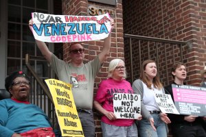 Elliott Abrams sobre los comunistas gringos que ocupan embajada de Venezuela: Están violando la ley, tienen que irse
