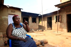 ¿Cuarentena dónde? Mujer ugandesa de múltiples cuatrillizos lucha por mantener a sus 38 hijos