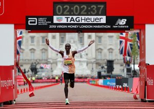 El keniano Kipchoge gana su cuarto maratón de Londres