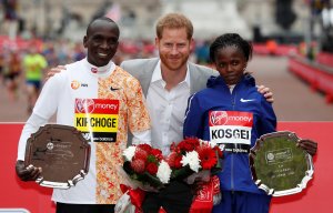 El príncipe Harry asiste al Maratón de Londres (Fotos)