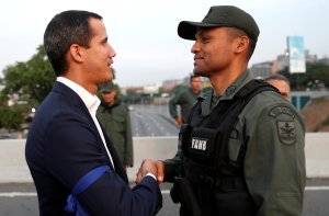 Las FOTOS que dan la vuelta al mundo: Guaidó junto a Leopoldo López llama al cese definitivo de la usurpación