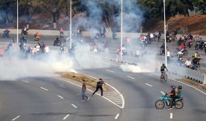 8:40 am Motorizado de la GNB arrolló a joven en el Distribuidor Altamira #30Abr