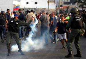 Lanzan lacrimógenas contra Guaidó y los militares que lo respaldan; reportan un herido