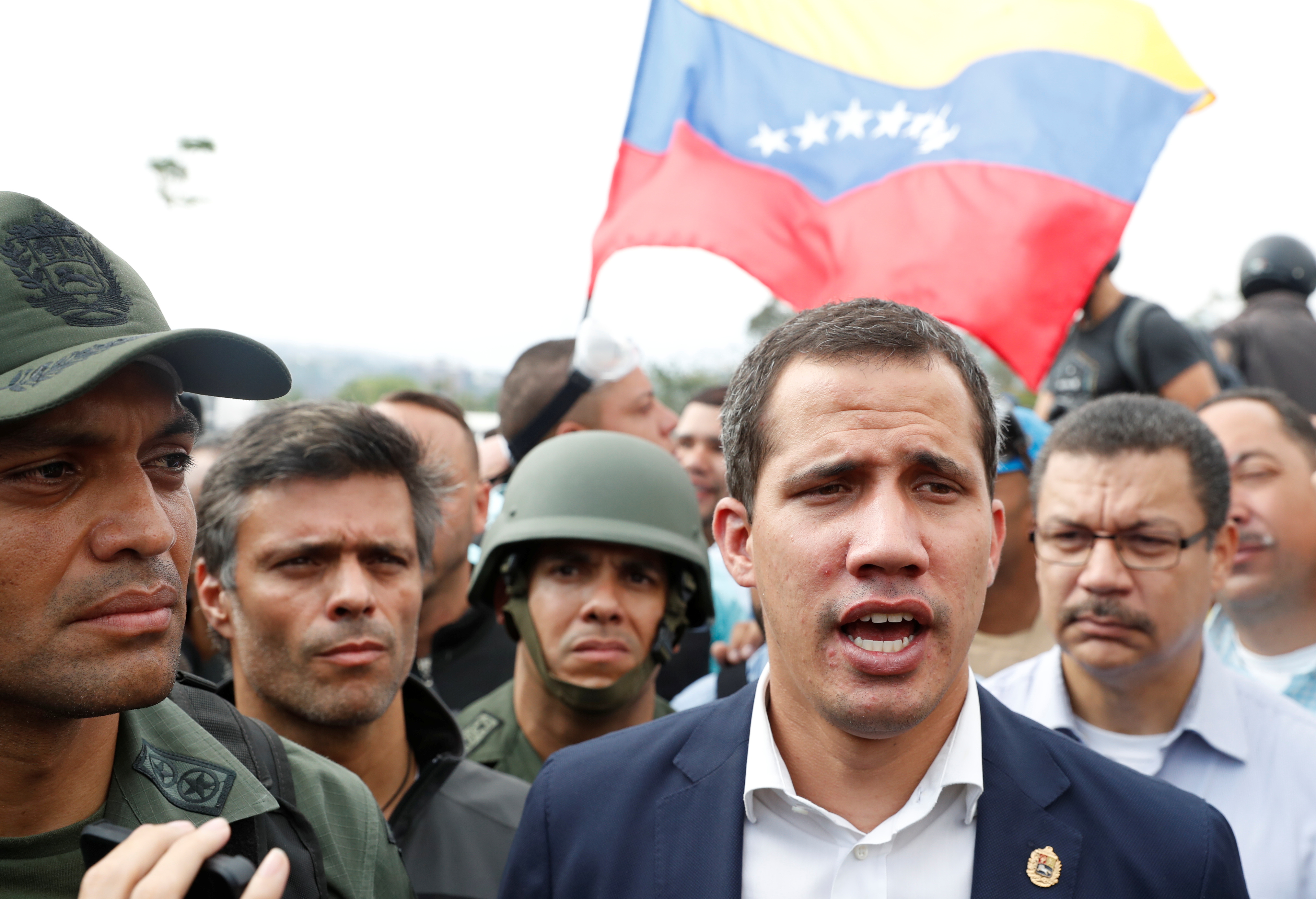 El mundo reacciona al levantamiento de militares en Venezuela