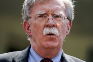 Bolton le sugiere a Irán no desafiar campaña de presión de EEUU sobre Venezuela