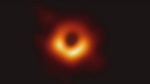 Revelan al mundo la primera imagen de un agujero negro