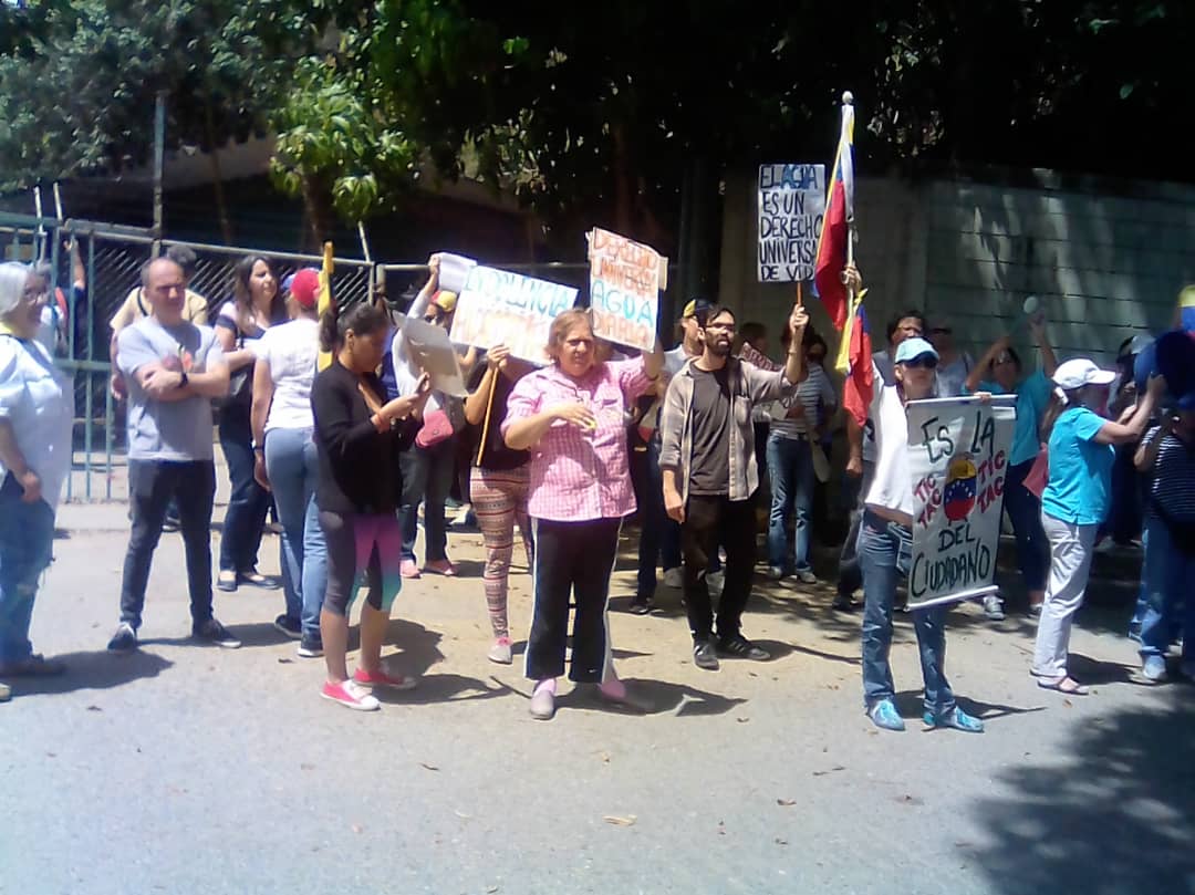 Entre 20 y 36 días sin agua: Vecinos de Baruta y El Hatillo protestan frente a Hidrocapital