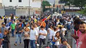 Venezolanos acuden al llamado del presidente (E) Guaidó y llegan a Altamira (FOTO)