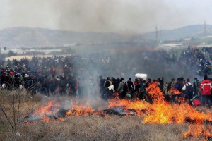Migrantes bloquean principal estación ferroviaria en Atenas para pedir apertura de frontera