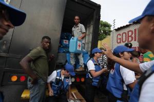 Venezolanos cantan victoria por la ayuda humanitaria que se empieza a repartir en Venezuela