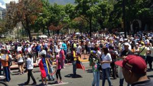 Manifestantes comienzan a concentrarse en la Plaza Francia de Altamira (Fotos y Video) #6Abr